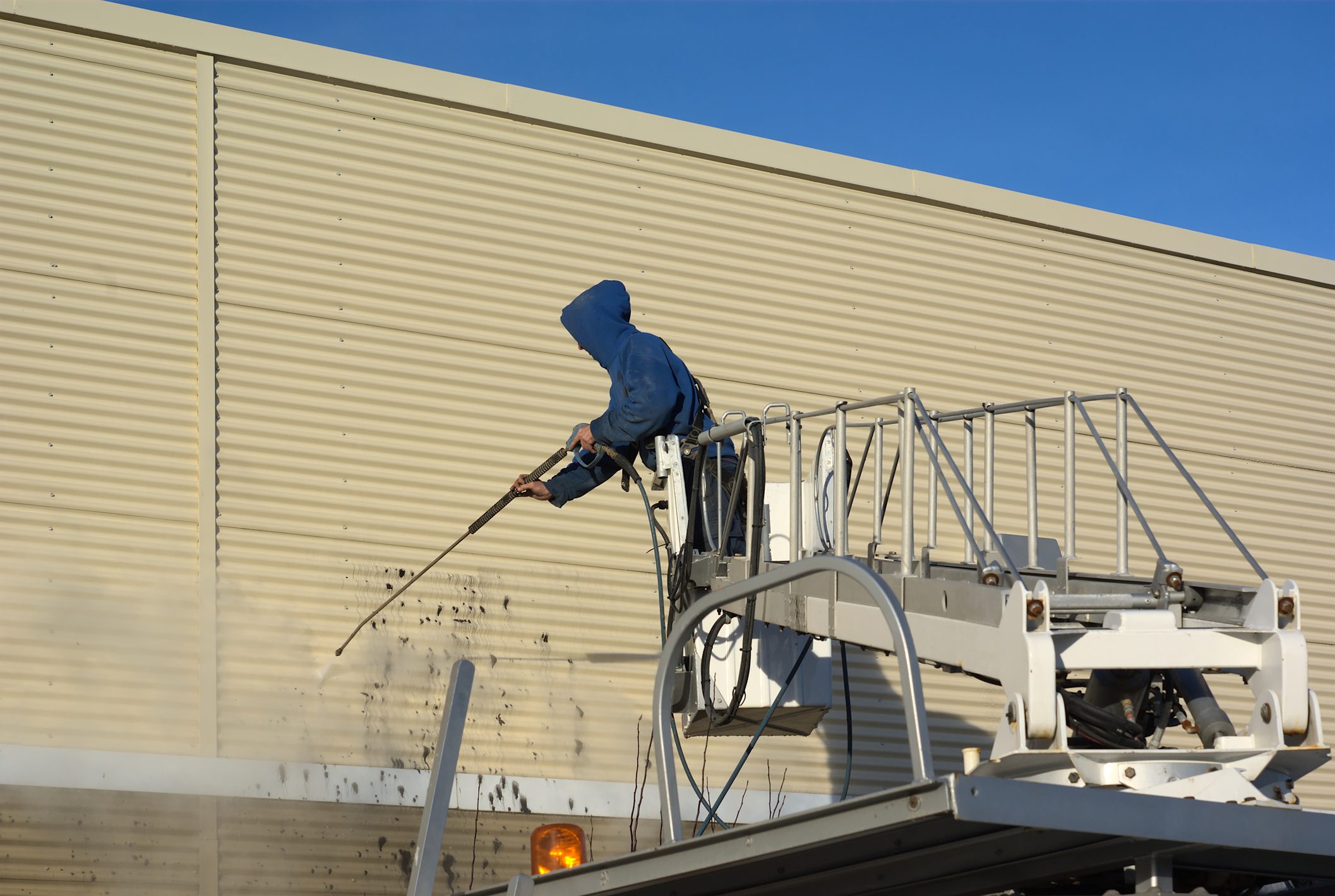 Cleaning a wall with a water jet pressure